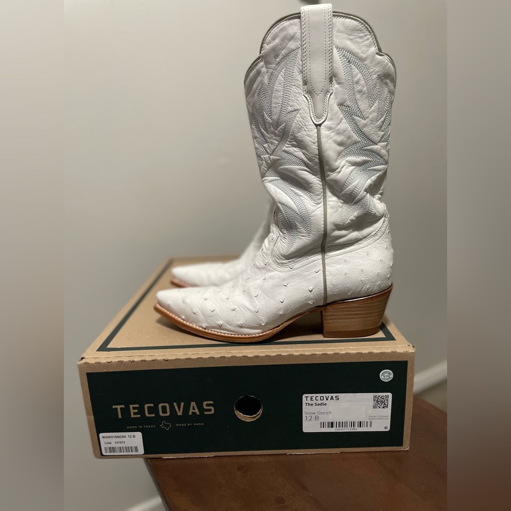 Tecovas Women’s Snow Ostrich Size 12!